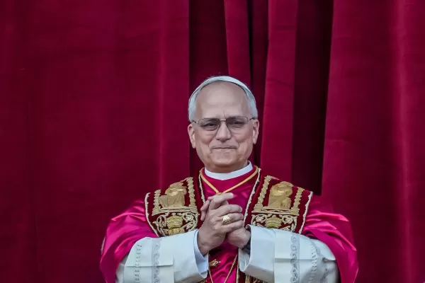 New Pope Watches 'Conclave' -film speelt games in afwachting van het conclaaf